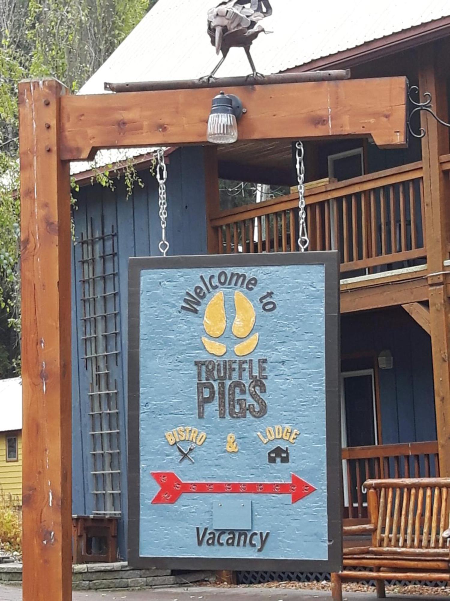 Truffle Pigs Lodge Field Exterior photo